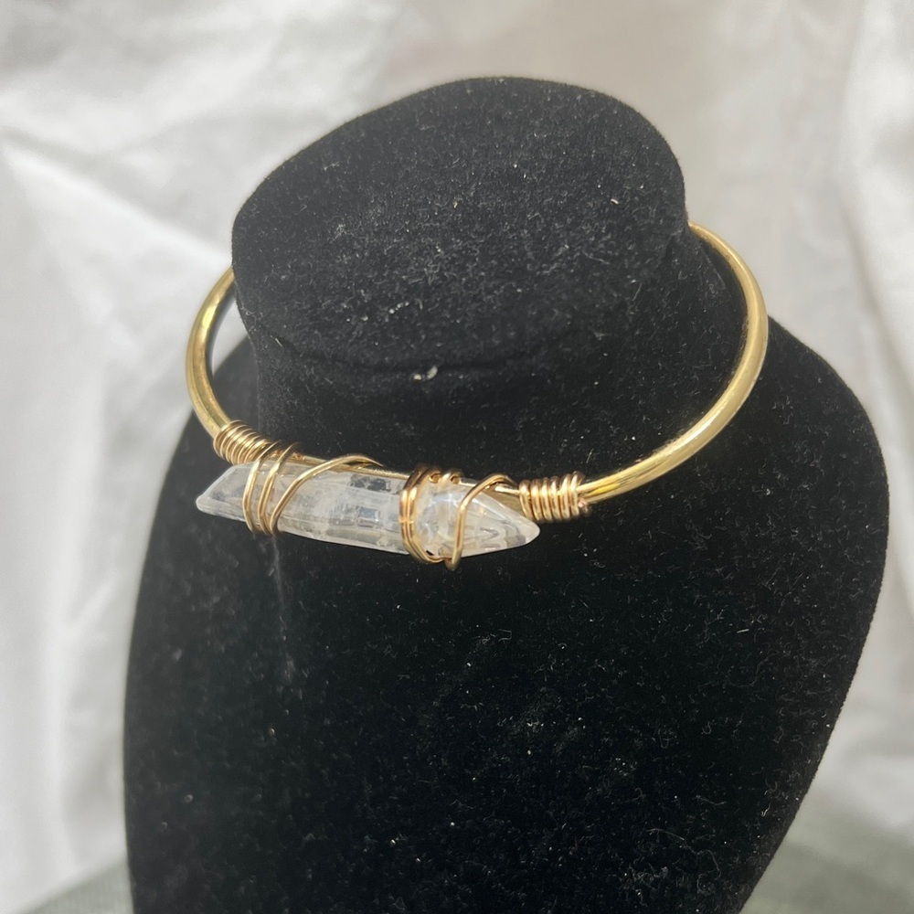 Wire Wrapped Quartz Crystal Stylish Bandle In 18Kt Gold Filled. 7 1/2”☑️